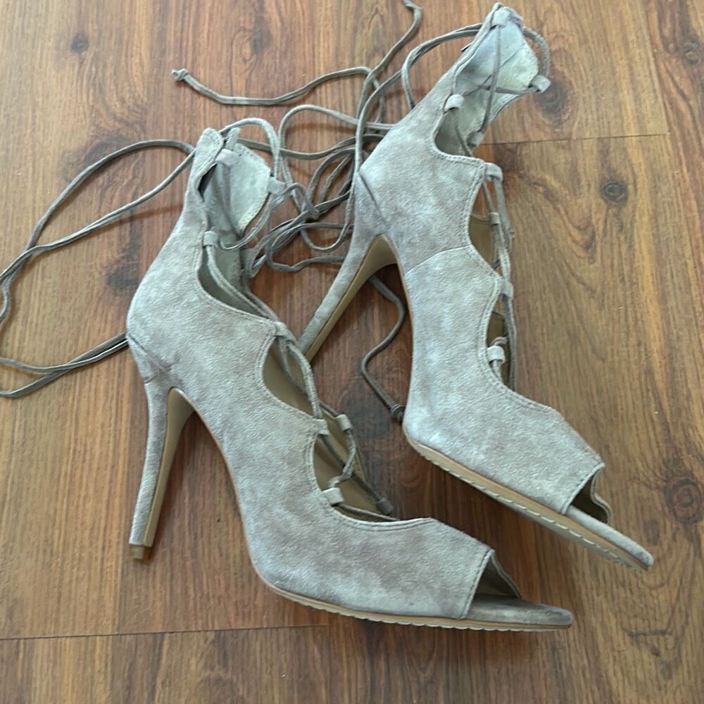 Vince Camuto tope suede Lacey strap heels peep toe size 9